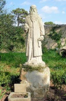 Statue des Gelehrten Ramon Llull beim Kloster "Nostra Señora de Cura"