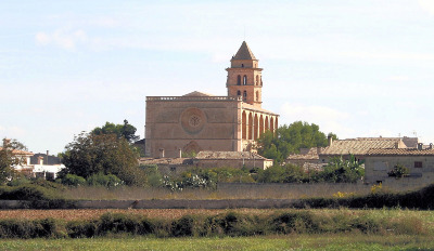 Petra mit Pfarrkirche "San Pedro"