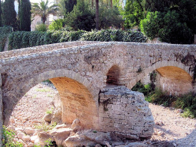 Ungefähr 2000 Jahre alte Römerbrücke in Pollença