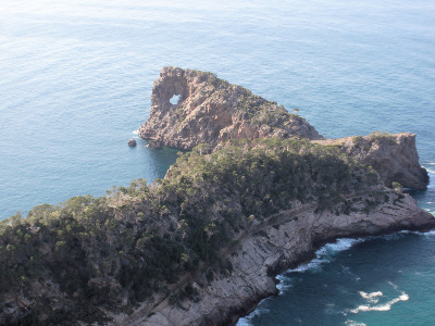 "Sa Foradada" (die Durchlöcherte) mit Reitweg des Ludwig Salvator bei Deià an der Nordwestküste