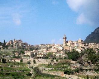 Kartause (links) und Pfarrkirche in Valldemossa