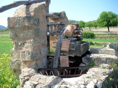 Alter Brunnen mit Wasserschöpfeinrichtung (Noria) bei Port d'Andratx