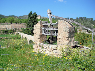 Alter Brunnen mit Wasserschöpfeinrichtung (Noria) bei Port d'Andratx im Südwesten von Mallorca