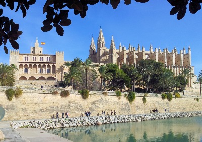 Kathedrale und Almudaina Palast in Palma
